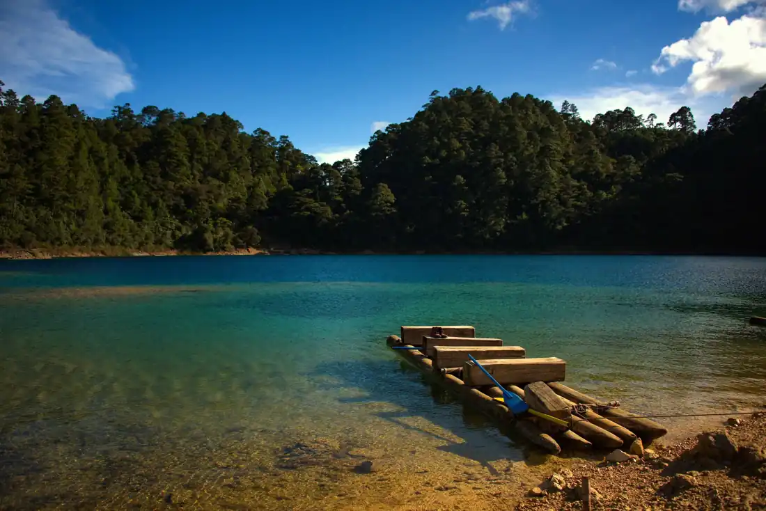 Agua turquesa y bosque de las Lagunas de Montebello en Chiapas