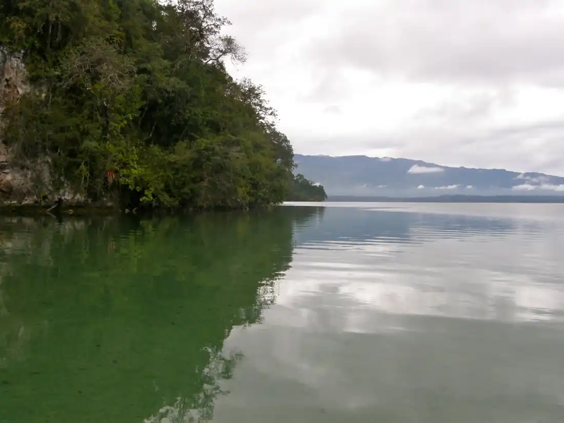 Laguna Miramar rodeada por montañas de selva