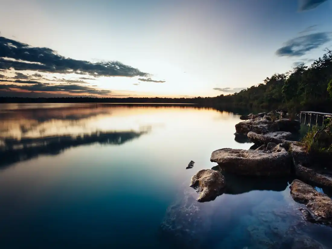 Reflejo del cielo al atardecer sobre la Laguna Lachuá